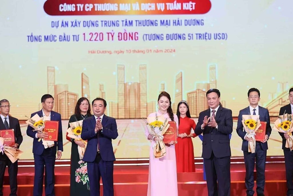 Bà Nghiêm Thị Quỳnh Hương, đại diện Công ty Tuấn Kiệt HD nhận quyết định, chứng nhận và biên bản ghi nhớ chủ trương đầu tư trung tâm thương mại Hải Dương tại Hội nghị công bố quy hoạch tỉnh Hải Dương thời kỳ 2021-2030, tầm nhìn đến năm 2050 và xúc tiến đầu tư tỉnh Hải Dương diễn ra vào tháng 01/2024.